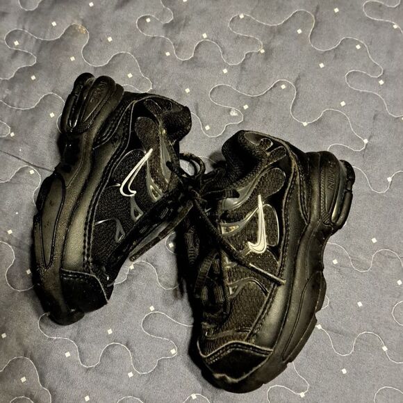 Nike black shoes size 4C - Picture 3 of 5